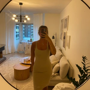 Biege klänning  - Biege knälång klänning med slit där bak. Storlek S 