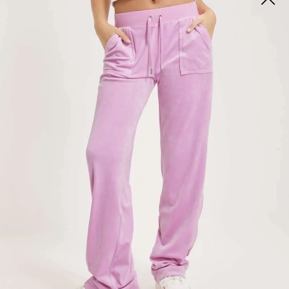 Jag säljer mina rosa juciy couture byxor. Jag är 157 cm och har storlek xs, har inte använt de så många gånger och de är rätt så nya.. Jeans & Byxor.