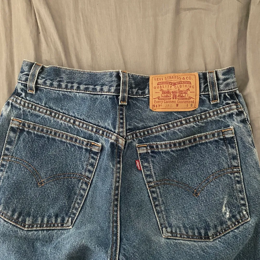 Säljer mina riktigt snygga Levis jeans i modellen 517. De är slimfit med lite bootcut längst ner. Storleken är W29 L30 Dom är i jätte fint skick, inga defekter. Skickar gärna fler bilder om det önskas! Priset kan diskuteras💕   . Jeans & Byxor.