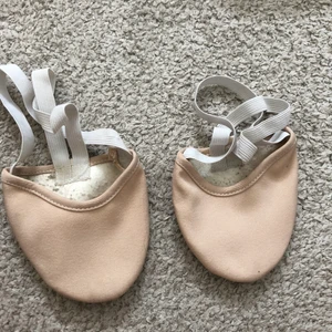 Tåstrumpor - Fina tåstrumpor i bra skick, perfekt för gymnastik eller idrott. Jag har storlek 38, men de är väldigt stretchiga så de passar väldigt många fler storlekar. Tvättas innan de skickas. Köparen står för frakten 🫶🏼