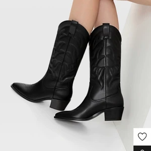 boots - Säljer mina fina cowboyboots som endast använts en gång 💘💘 köpte i mars och använde de en gång när jag skulle på resturang. Köpte för 699 och pris kan diskuteras. Skriv för fler bilder!!