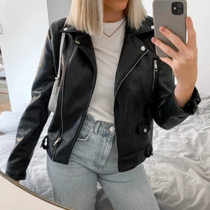 Skinnjacka  - Skinnjacka, använd en gång (frakt tillkommer💜)