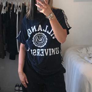 säljer denna collage t-shirt från Champion💙💙