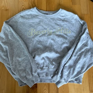 Oversized sweatshirt - Oversized sweatshirt med beoterad skrift i gult, nästintill helt oanvänd.