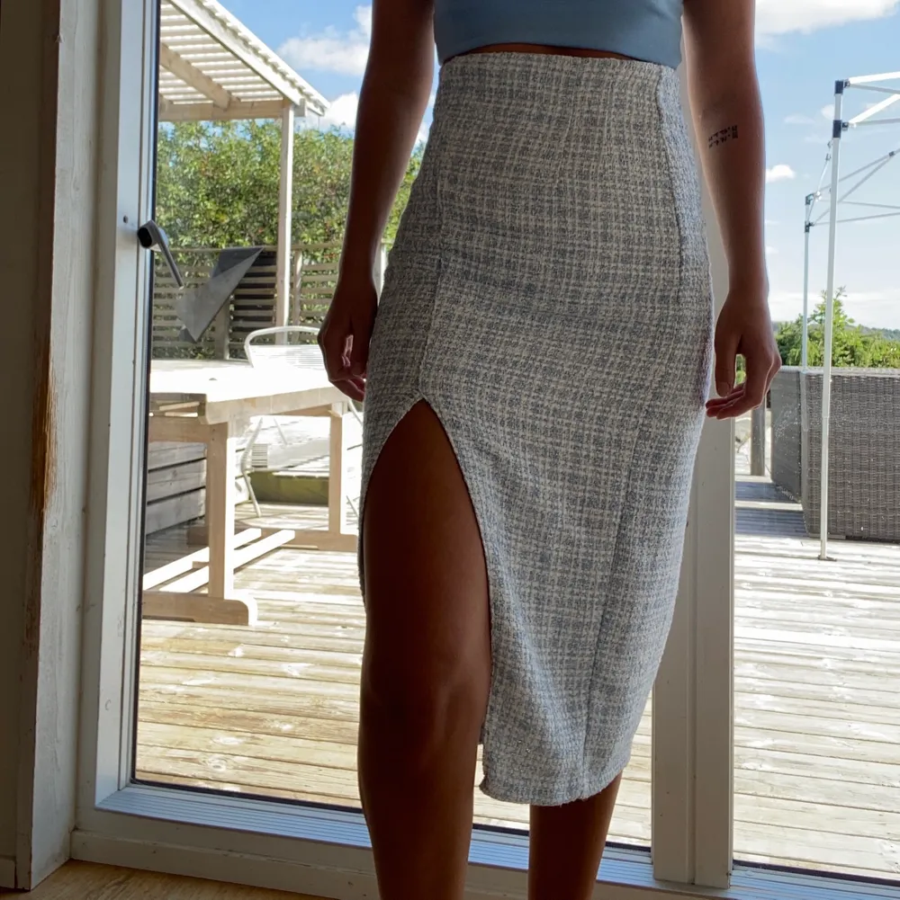 Lång blåvit kjol från Zara i strl M. Slits på på vänster lår och dragkedja baktill (se bild 3). Superskönt material! Använd två ggr, är i gott skick! Köparen står för frakt!. Hameet.