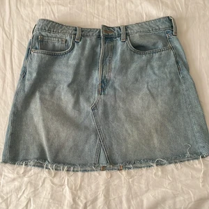 Jeanskjol - Snygg jeanskjol från hm storlek 44 Köparen betalar eventuell frakt kan annars möta upp i Göteborg-kungsbacka