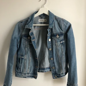 Jeansjacka  - Jeansjacka i vintage stil i jättefint skick! Sparsamt använd, som ny! 🤍 Storlek 146/152 vilket ungefär motsvarar en XS. 