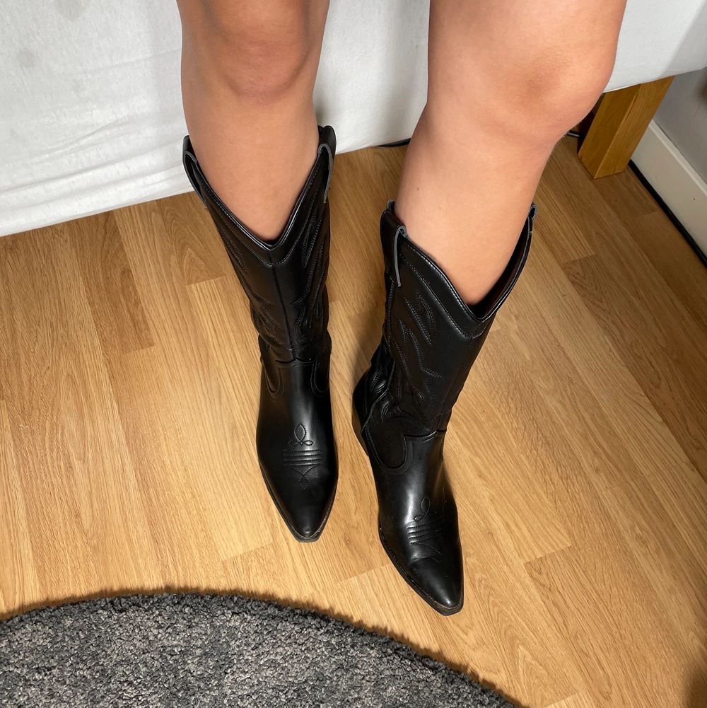 Cowboy boots från stradivarius, endast använda en gång. Säljer då jag inte fått användning för dem. Storlek 40 men passar även en 39. Fraktar eller möts upp i Göteborg 💘 . Skor.