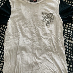 Plein sport t-shitt - En plein sport t-shirt i fint skick, knappast använd! Storlek M men passar S.