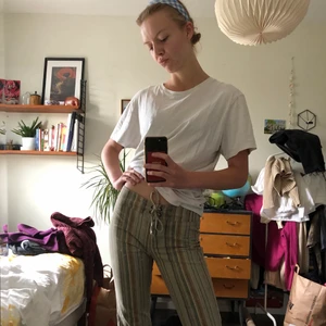 Randiga byxor  - Jättefina byxor från Renée Tyler. Köpta secondhand men är i väldigt fint skick. Det finns ingen angiven storlek men midjemåttet är ca 78cm och innerbenslängden 74cm.