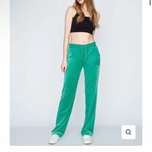 Juicy byxor - Säljer mina juicy byxor då de tyvärr blivit lite för små och måste köpa en storlek större. De är använda några fåtal gånger och ungefär som nya! Skriv privat för egna bilder💕🙏🏽