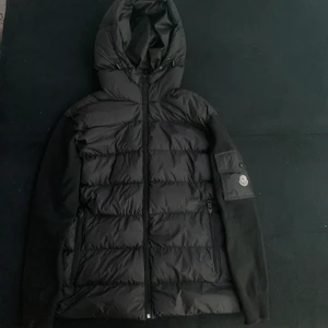  Moncler jacka  - Moncler jacka i bra skick storlek M  (SKRIV BARA VID INTRESSE!!)