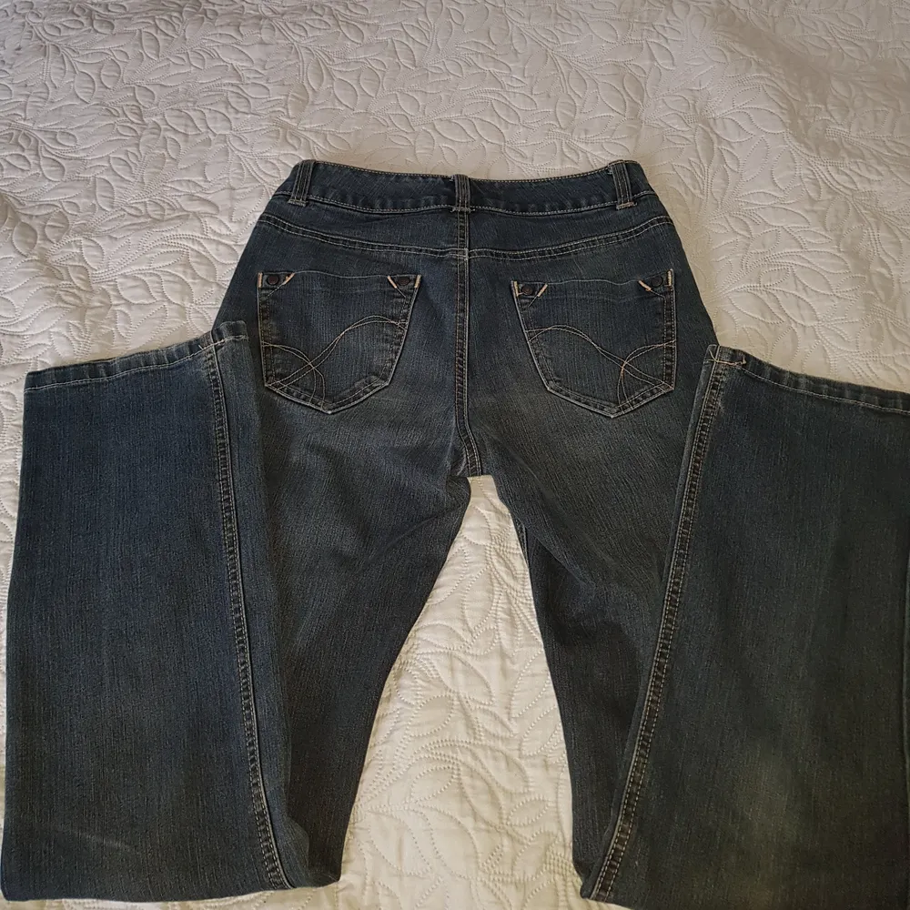 Säljer de här denim regular low rise jeans i färgen marinblå och i storlek 34. Dem här jeansen skulle passa någon som är XS/S. Dem är i mycket bra skick, säljer för jag längre inte använder.. Jeans & Byxor.