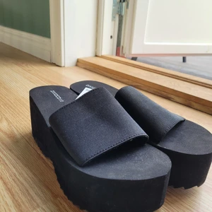 Platå skor - Ett par oanvända platå skor i fint skick! Har inte kommit till användig då jag köpte fel storlek. Höjden är ca 5 cm fram och 6 cm bak. Storlek 39. via swish☀️Spårbarfrakt med postnord för 66 kr💗 Svarar gärna på frågor eller skickar fler bilder om så önskas