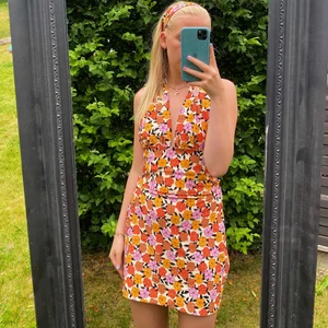 Sommarens snyggaste 3 piece  - Ett svinsnyggt egensytt set: topp,kjol och hårband. Kan användas som klänning eller set. Passar perfekt att använda som enskilda plagg också.. ❤️ toppen har justerbara band så passar många olika storlekar!