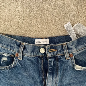Mörk blåa Zara jeans  - Mörkblåa snygga jeans från Zara!! 🌸💕 passar xs-s