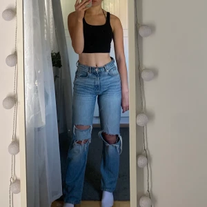 Jeans - Använda ett fåtal gånger och är i fint skick. Innerbenslängden är 81 cm och jag är 175 som referens. De är ganska små i midjan. Köparen står för frakten🫶🏼