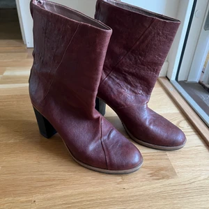 Filippa K bootie - Mörkröda skinnboots med hög klack. Näst intill oanvända.