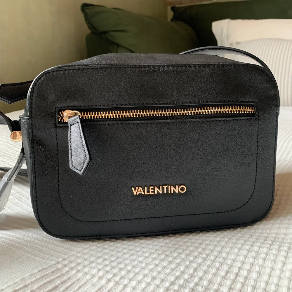 Oanvänd Valentino väska, säljes då den aldrig kommit till användning. Banden kan man justera längd på.  Nypris: ca 1500kr Mitt pris: 280kr + frakt  😊❤️. Väskor.