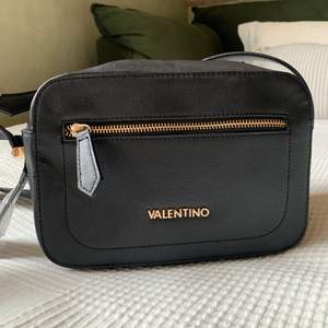 Oanvänd Valentino väska, säljes då den aldrig kommit till användning. Banden kan man justera längd på.  Nypris: ca 1500kr Mitt pris: 280kr + frakt  😊❤️