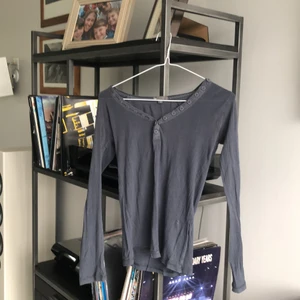 Gap tröja  - En Gap långärmad tröja som sitter bekvämt och skönt, den har knappar för att knäppa upp den och passar också bra med mjukis byxor. Kolla min profil för en likadan i randig, kontakta mig för fler bilder 💕