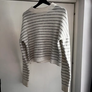 Stickad tröja  - Vit/grå tröja i mjukt material. XL i tjejstorlek men sitter bra på mig med S. 