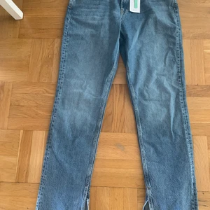 Nya jeans med slits från Gina tricot LÄS INNNAN DU TÄNKER KÖPA - Fina nya jeans ifrån Gina tricot med slits ner till i stl 40. Var lite för långa för mig (170cm) trodde att dom skulle användas men nej nypris köptes dom för 399kr så säljer dom för 150kr!! Frakt står man för själv går inte ner i pris!!