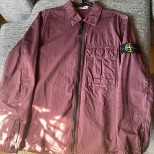 Stone Island overshirt, vinröd - Stone Island overshirt i mycket fint skick. Använts mycket sparsamt, därav mycket bra skick. Säljer pågrund av att jag inte gillar färgen så mycket. Stone Island QR-kod  finns i jackan om äkthet kommer på frågan!