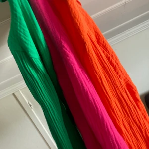 Skjortor 3 st - 3 stycken skjortor i tre härliga färger från Shein. Storlek M på alla 3 , passar även mig med S. Jag har inte använt dom så i toppskick! Materialet känns rejält , spårbar frakt ingår i priset. Fick inte med alla 3 på enskilda bilder , färgerna är mer skrikig i verkligheten än på bild