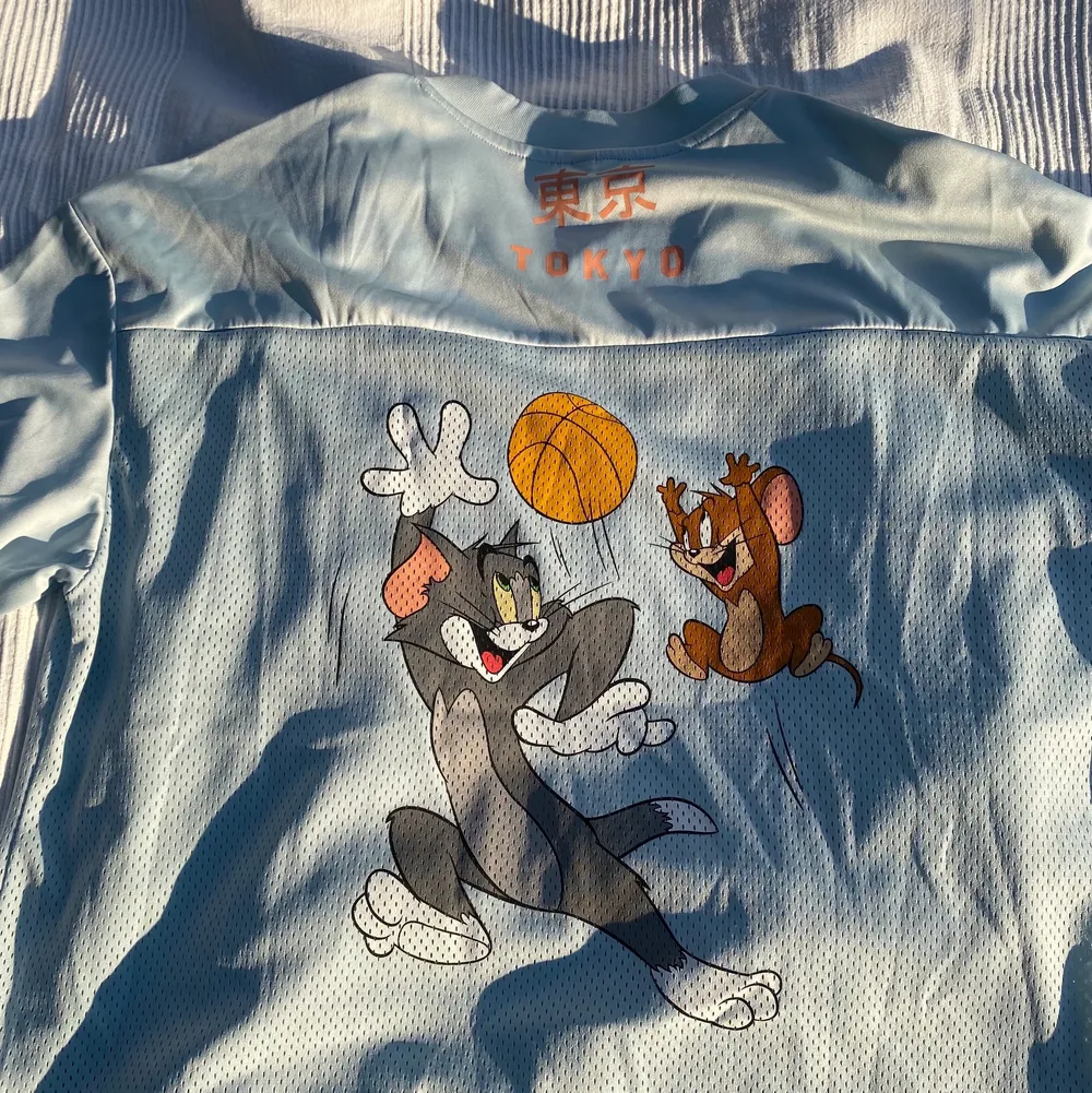 Cool tröja med Tom & Jerry-tryck. Skjortor.