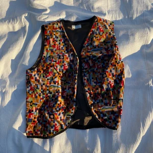 Väst - En jättefin och unik väst! Urcoolt mönster också!!