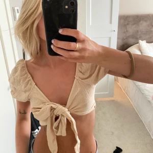 Topp - Säljer denna beiga topp i storlek M🥰