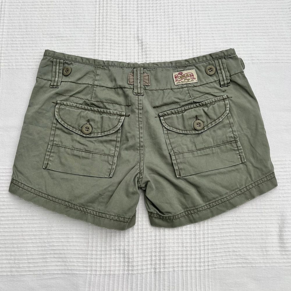 Gröna lågmidjade cargo shorts från Khujo. Midjemått: 80 cm. Längd: ca 30 cm. Skriv privat för mer bilder! Det är en ”fläck” på vänster sida. 90kr + frakt (52kr spårbart) 💕. Shorts.