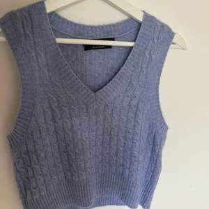Blå väst - Blå stickad väst. Använd fåtal gånger. Den är väldigt liten i storleken så skulle säga att den passar XS-M även fast den är en L