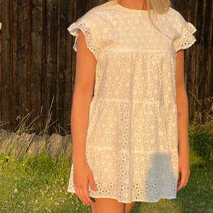 Sommarklänning - Säljer denna sjukt fina klänning! Beställd från Australien aldrig använd, dvs lappen är kvar. Nypris 1000kr