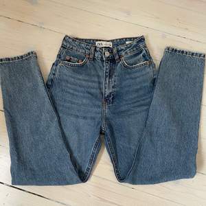 Snygga zara jeans i modellen ”The 90’s mom fit” storlek 32, endast använda två gånger så dom är i väldigt bra skick!💕💕