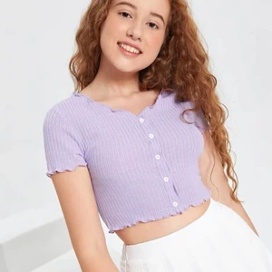 topp<3 - ljuslila topp med knappar, den har aldrig använts på grund av att jag köpte för liten storlek och därför är i jätte bra skicka💜