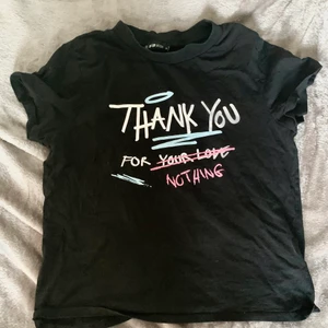 Svart t-shirt - Lite oversized t-shirt med tryck, frakt ingår inte (+29 kr ) nyskick 