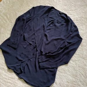 En mörk blå skjorta  - En mörk blå skjorta, den är fin och bekväm från Lindex. 