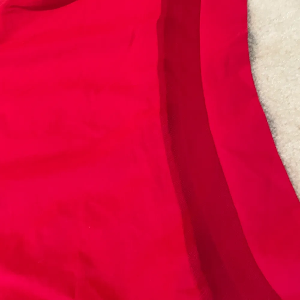 En röd off shoulder tröja från Shein som endaste användes ett få tal gånger. . Blusar.