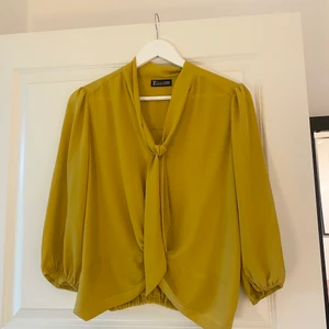 Senapsgul blus  - Superfin senapsgul blus köpt i London från 7th Avenue design studio. Storlek S💘