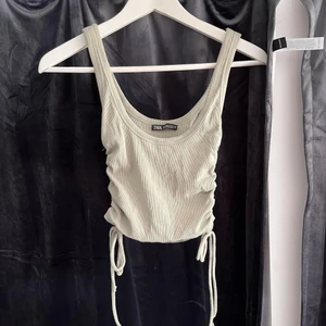 Topp zara - Knappast använd! Fin pistaschfärg.  