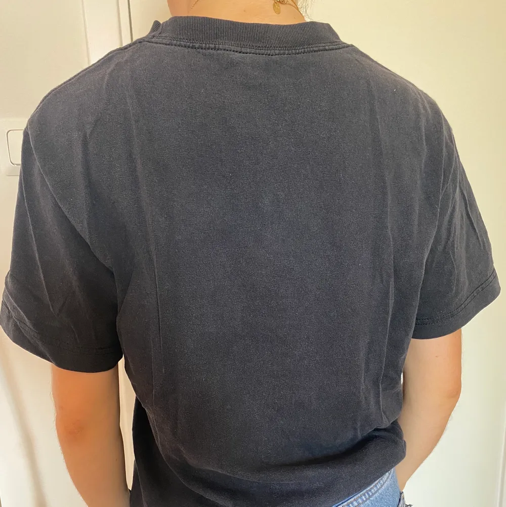 Världens snyggaste t-shirt som är gråaktig i färgen 💓 står ingen storlek i men jag på bilden bär XS/S.. T-shirts.
