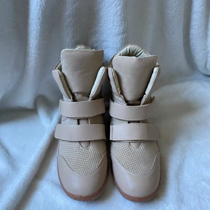 Nly shoes - Ett par aldrig använda skor💕 Det är sneakers inlagd klack💗