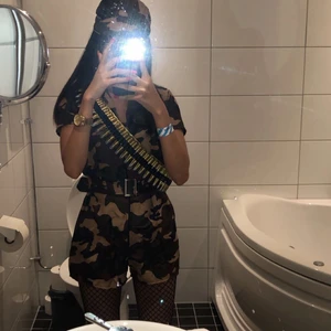 Millitärdräkt - Har använt två gånger till halloween. Kepsen följer med! Säljer pga garderobrensning.✨💕 Köpte för 439:-