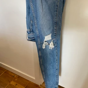 Jeans - Slim jeans med hål i. Super sköna men passar ej längre. Nypris 400 Mitt pris 100