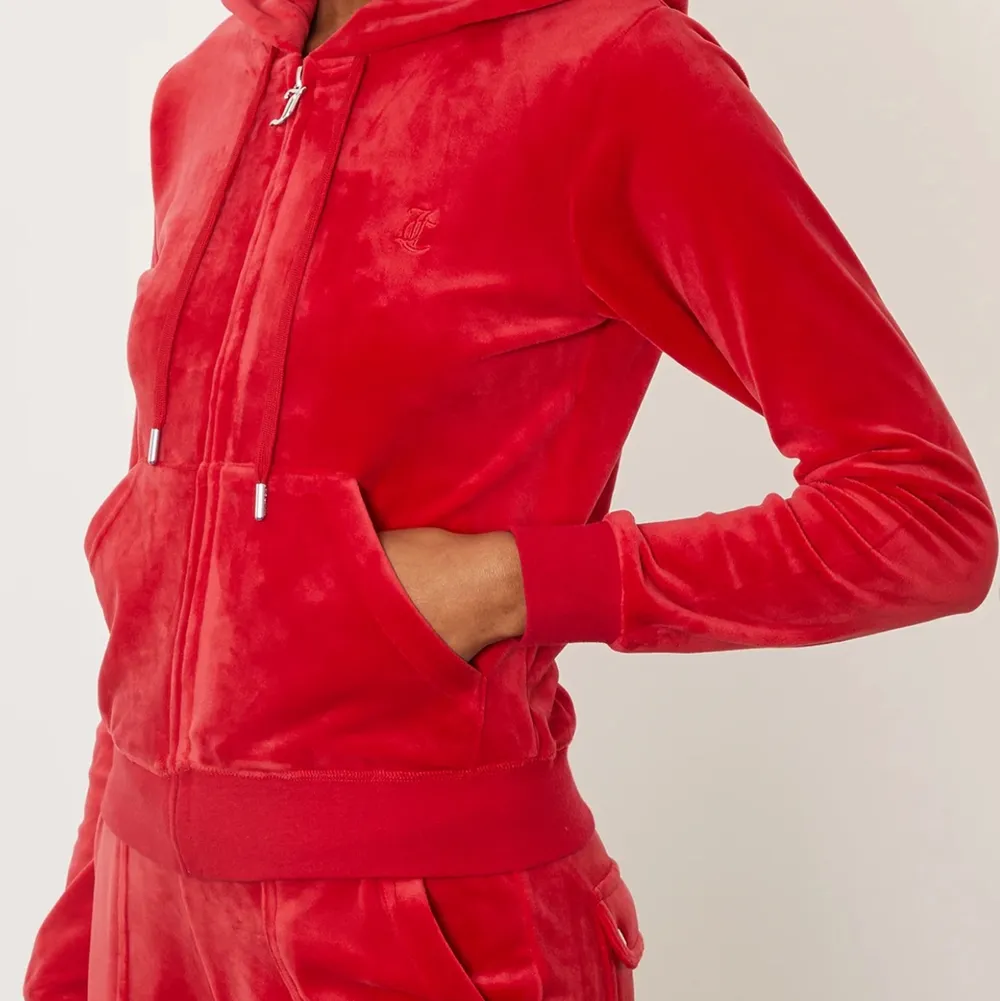 Söker rött juicy couture sett i storlek xs eller xxs!! Färgen spelar inte så stor roll men helst rött 💃❤️ Helst inte för dyrt!! . Jeans & Byxor.