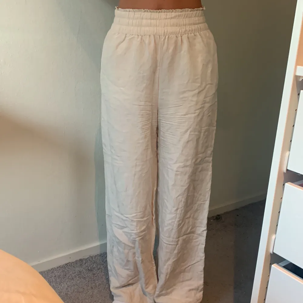 Säljer dessa linnebyxor från hm då jag har ett par till. Är 165cm lång.. Jeans & Byxor.