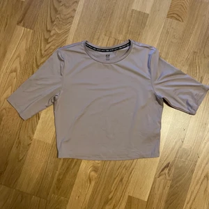 Sport Crop top  - Aldrig andvänd i perfekt skick, dusty pink färg. 