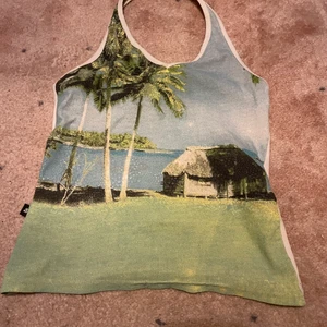 Sjukt fin halterneck topp! - Halterneck topp med magiskt tryck på framsidan! Lite glittrig och är såå fin på sommaren! Är 175cm och den hamnar precis vid naveln på mig.